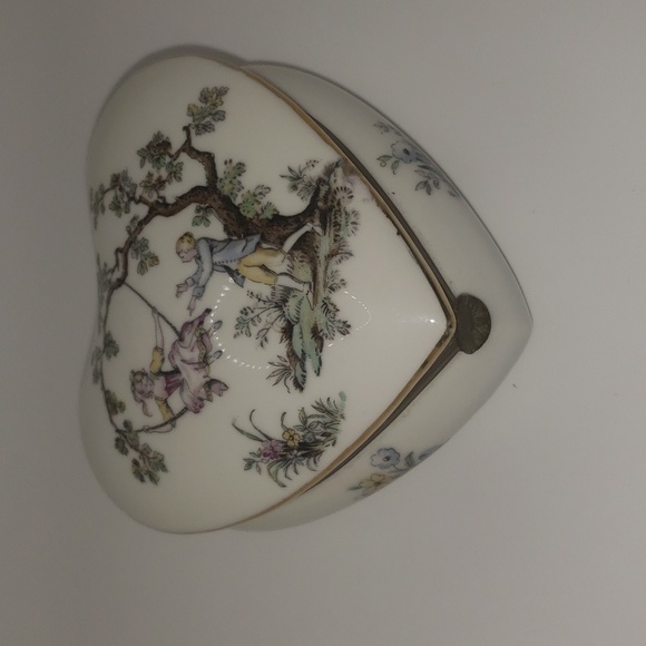 Unbranded Jewelry - Vintage Heart-shaped Porcelain Trinket Box